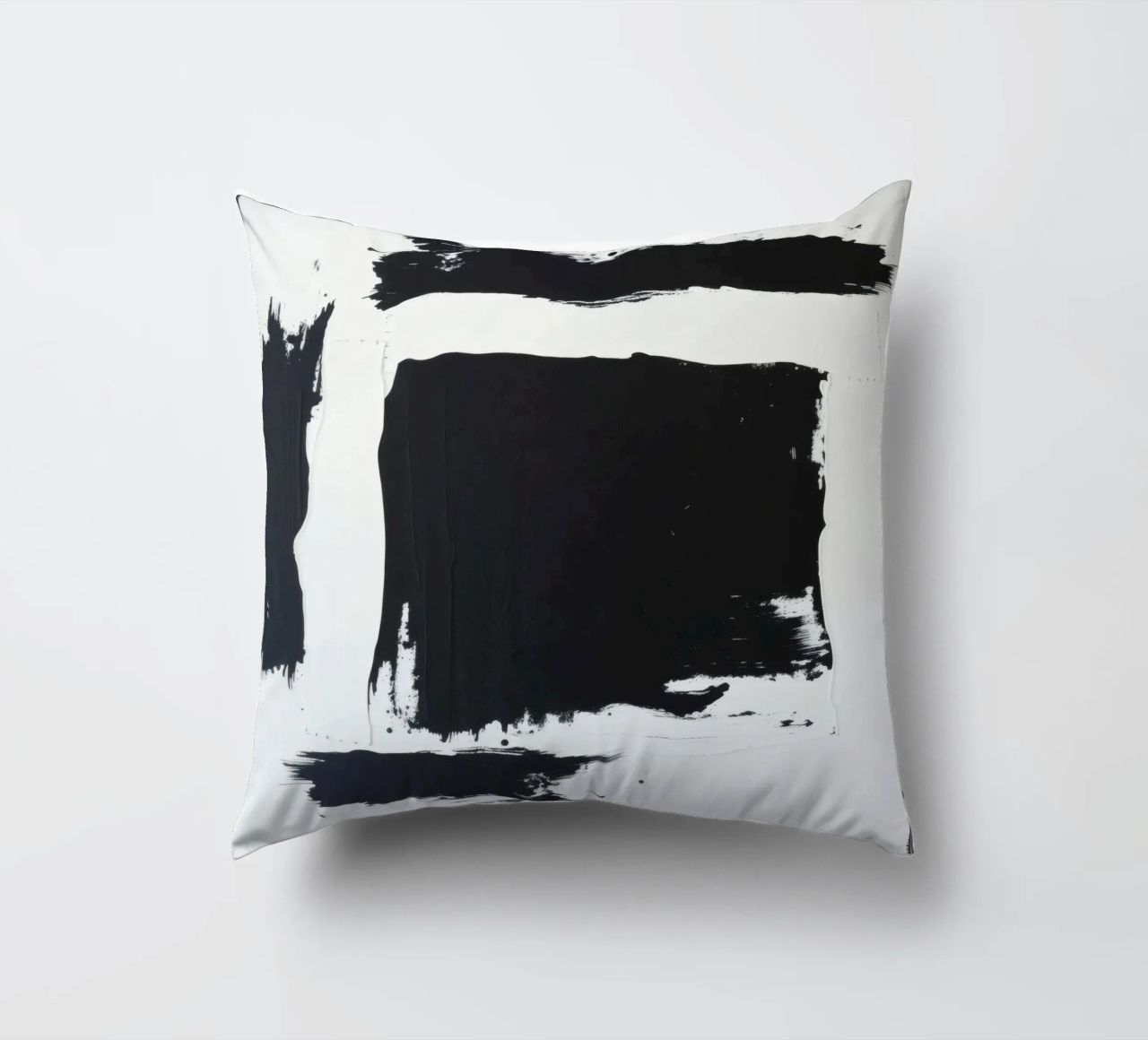 Abstraktes Schwarz-Weiß-Kunstwerk mit kräftigem Pinselstrich Kissen von DesignDoodle