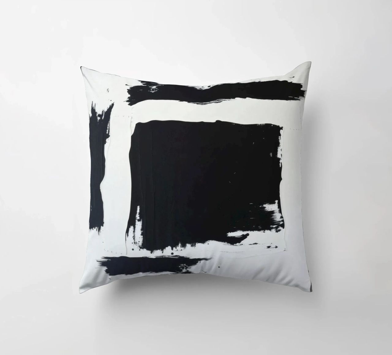 Abstraktes Schwarz-Weiß-Kunstwerk mit kräftigem Pinselstrich Kissen von DesignDoodle