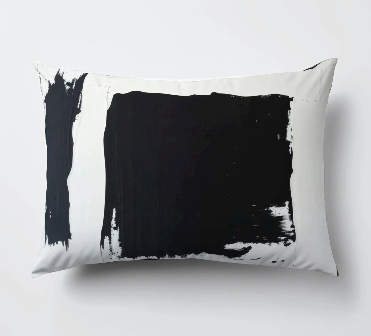 Abstraktes Schwarz-Weiß-Kunstwerk mit kräftigem Pinselstrich Kissen von DesignDoodle