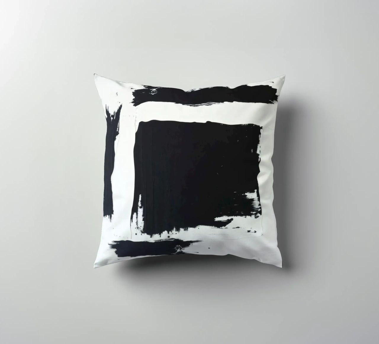 Abstraktes Schwarz-Weiß-Kunstwerk mit kräftigem Pinselstrich Kissen von DesignDoodle