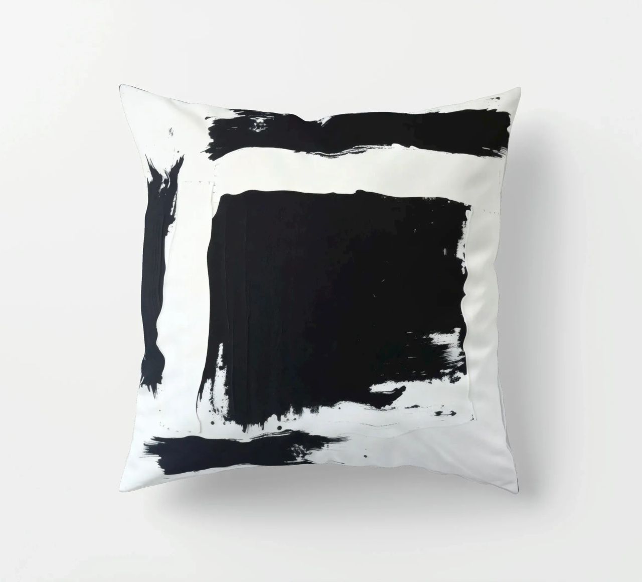 Abstraktes Schwarz-Weiß-Kunstwerk mit kräftigem Pinselstrich Kissen von DesignDoodle