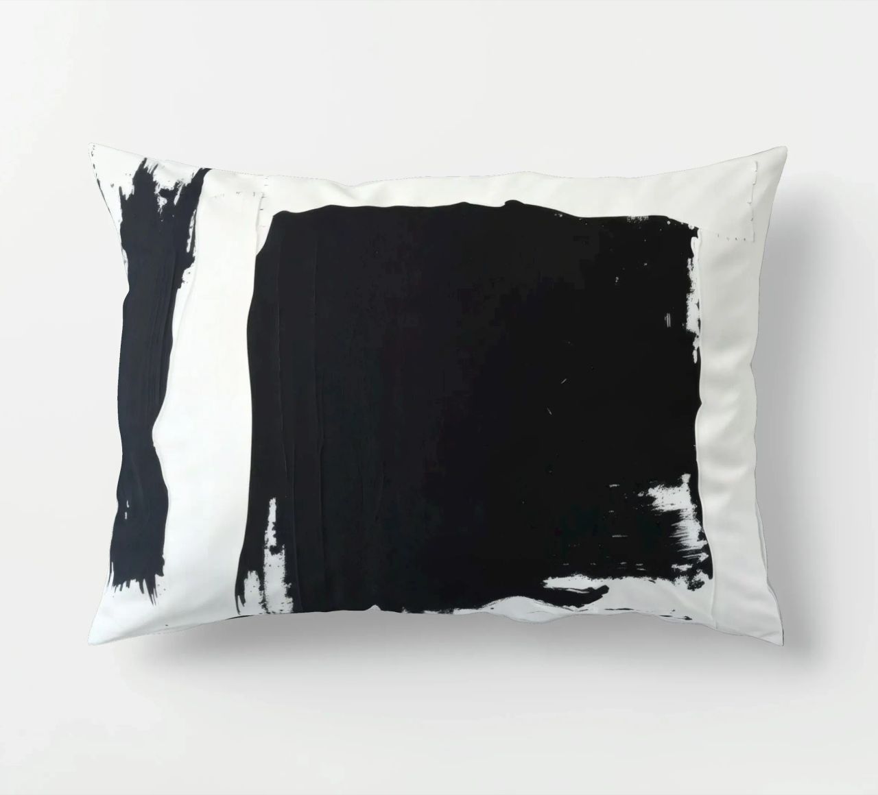 Abstraktes Schwarz-Weiß-Kunstwerk mit kräftigem Pinselstrich Kissen von DesignDoodle