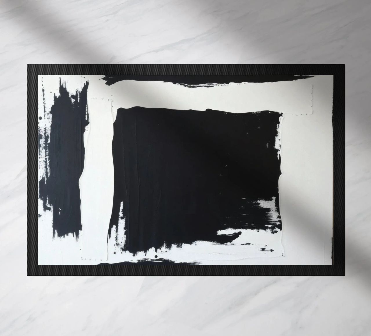 Abstraktes Schwarz-Weiß-Kunstwerk mit kräftigem Pinselstrich Fußmatte von DesignDoodle
