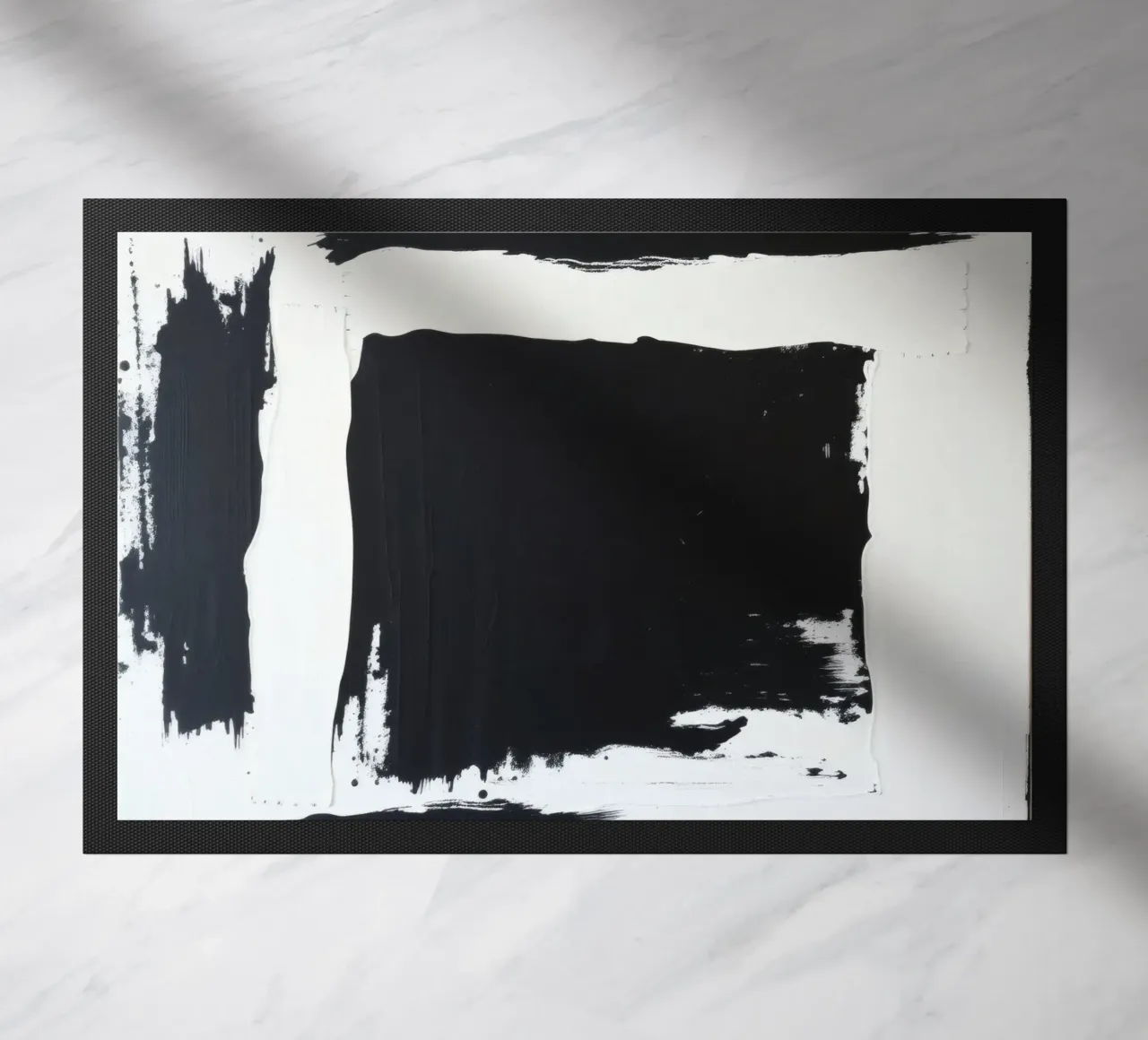 Abstraktes Schwarz-Weiß-Kunstwerk mit kräftigem Pinselstrich Fußmatte von DesignDoodle