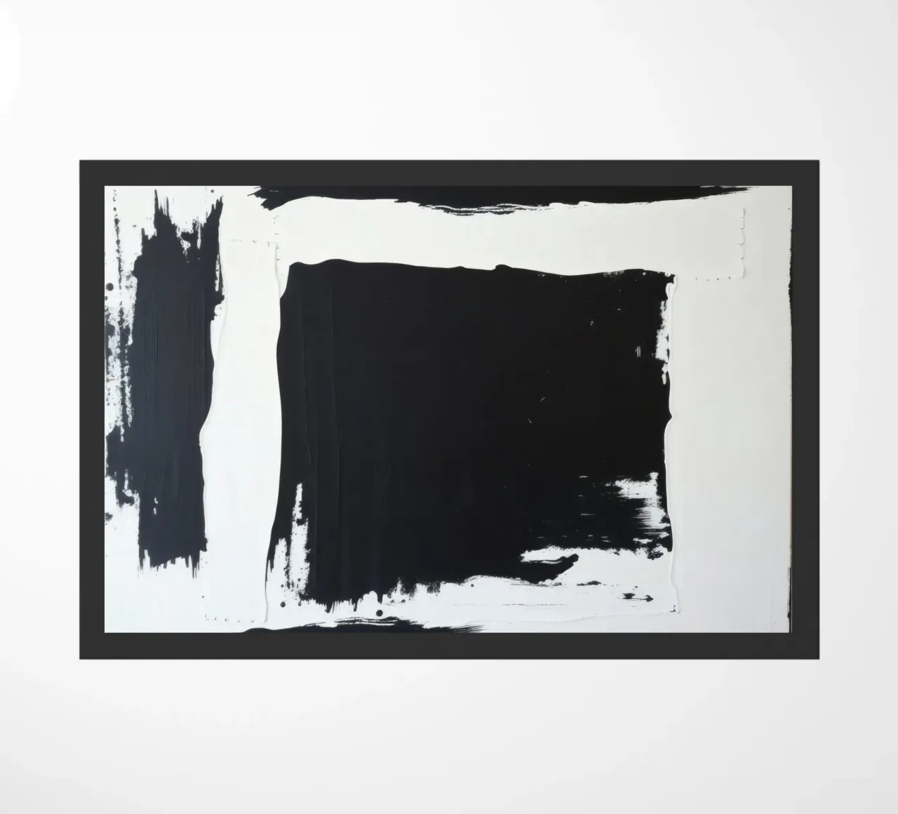 Abstraktes Schwarz-Weiß-Kunstwerk mit kräftigem Pinselstrich Fußmatte von DesignDoodle