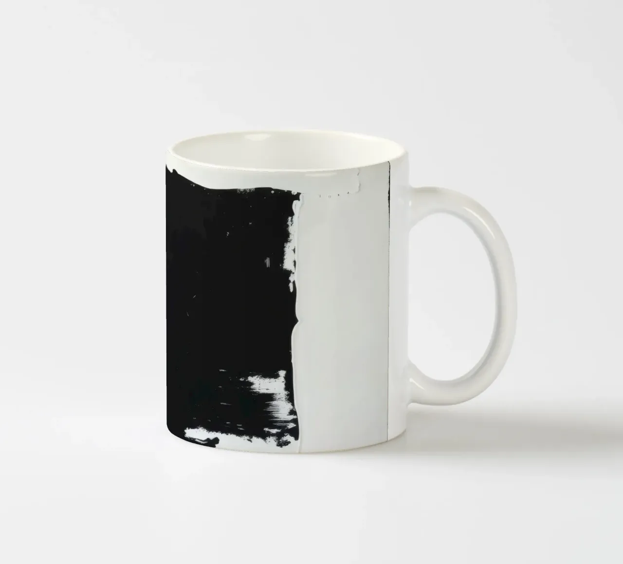 Oeuvre d'art abstraite en noir et blanc avec des coups de pinceau audacieux mug en céramique de DesignDoodle