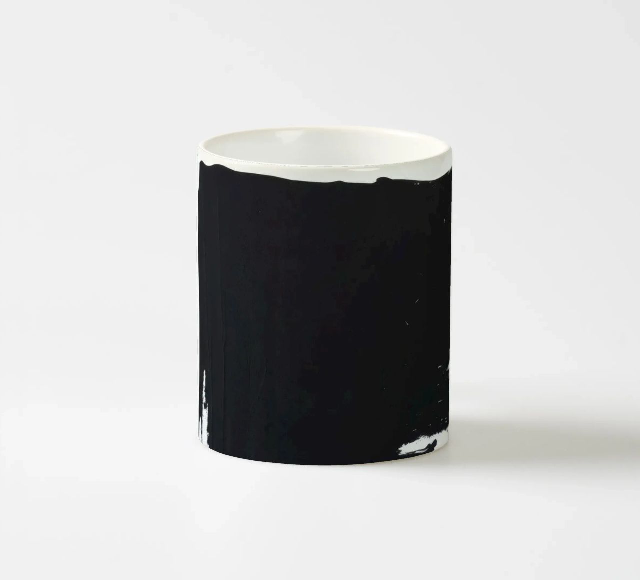 Abstraktes Schwarz-Weiß-Kunstwerk mit kräftigem Pinselstrich Keramik Tasse von DesignDoodle