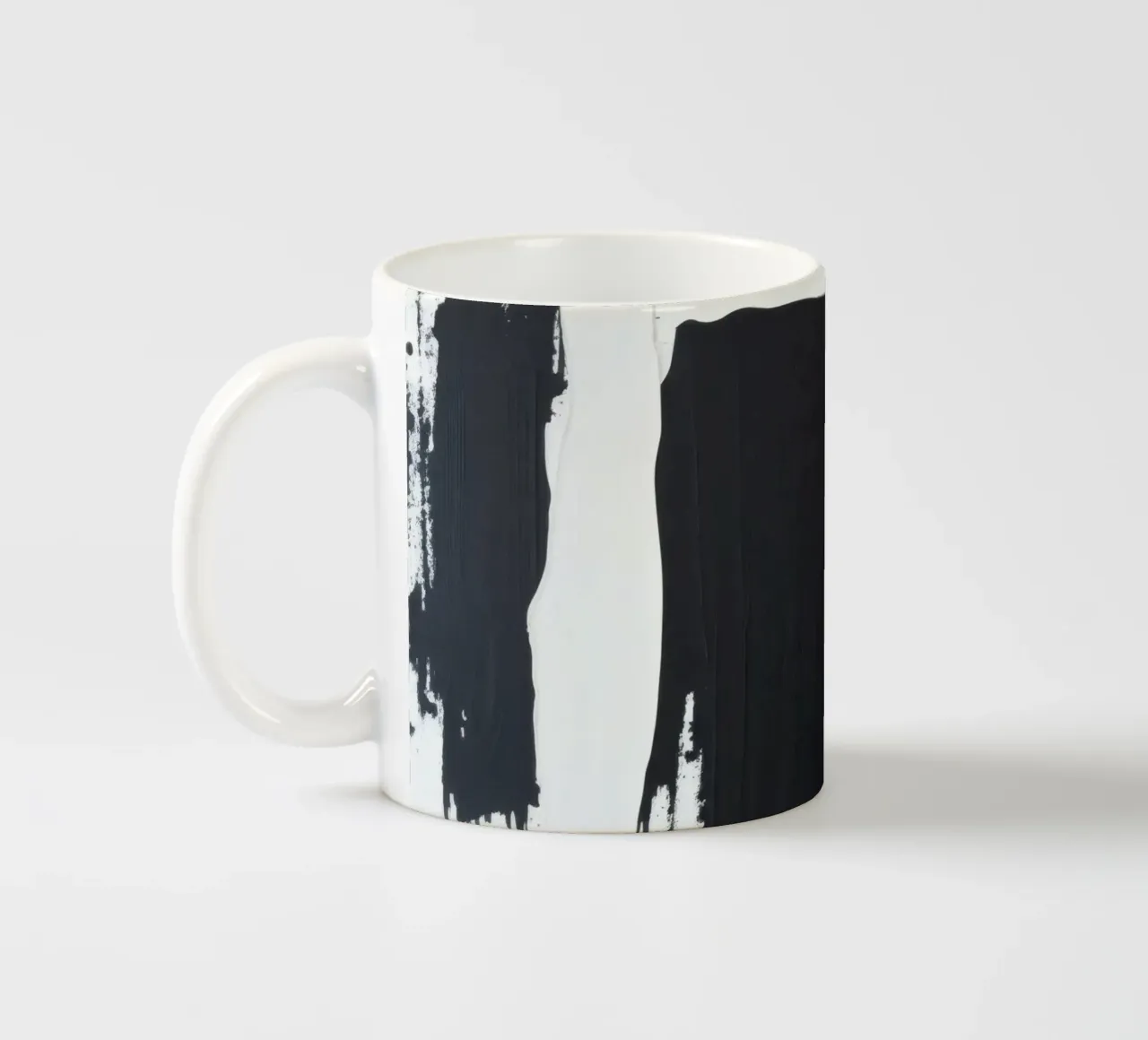 Oeuvre d'art abstraite en noir et blanc avec des coups de pinceau audacieux mug en céramique de DesignDoodle