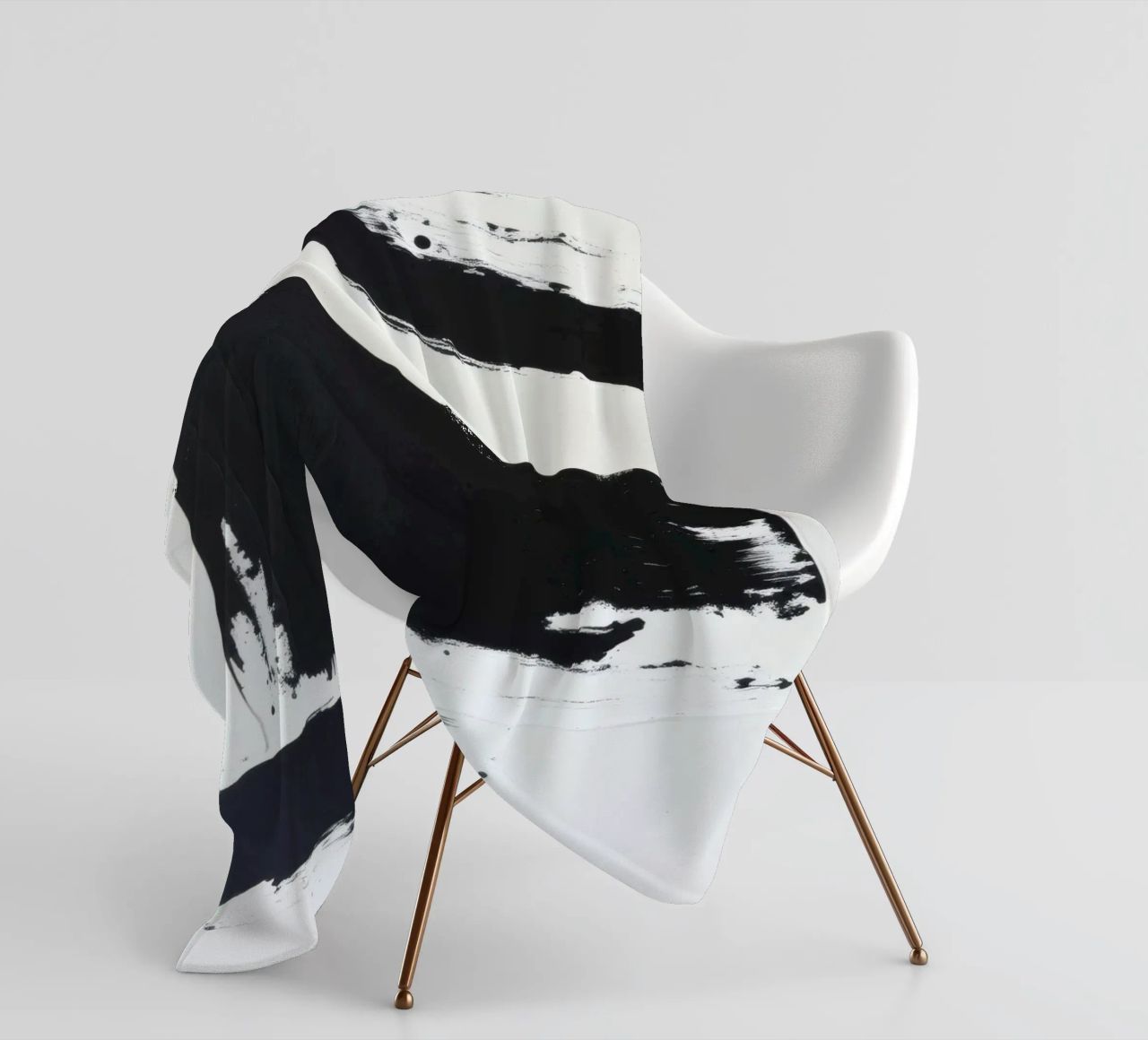 Abstraktes Schwarz-Weiß-Kunstwerk mit kräftigem Pinselstrich Fleecedecke von DesignDoodle