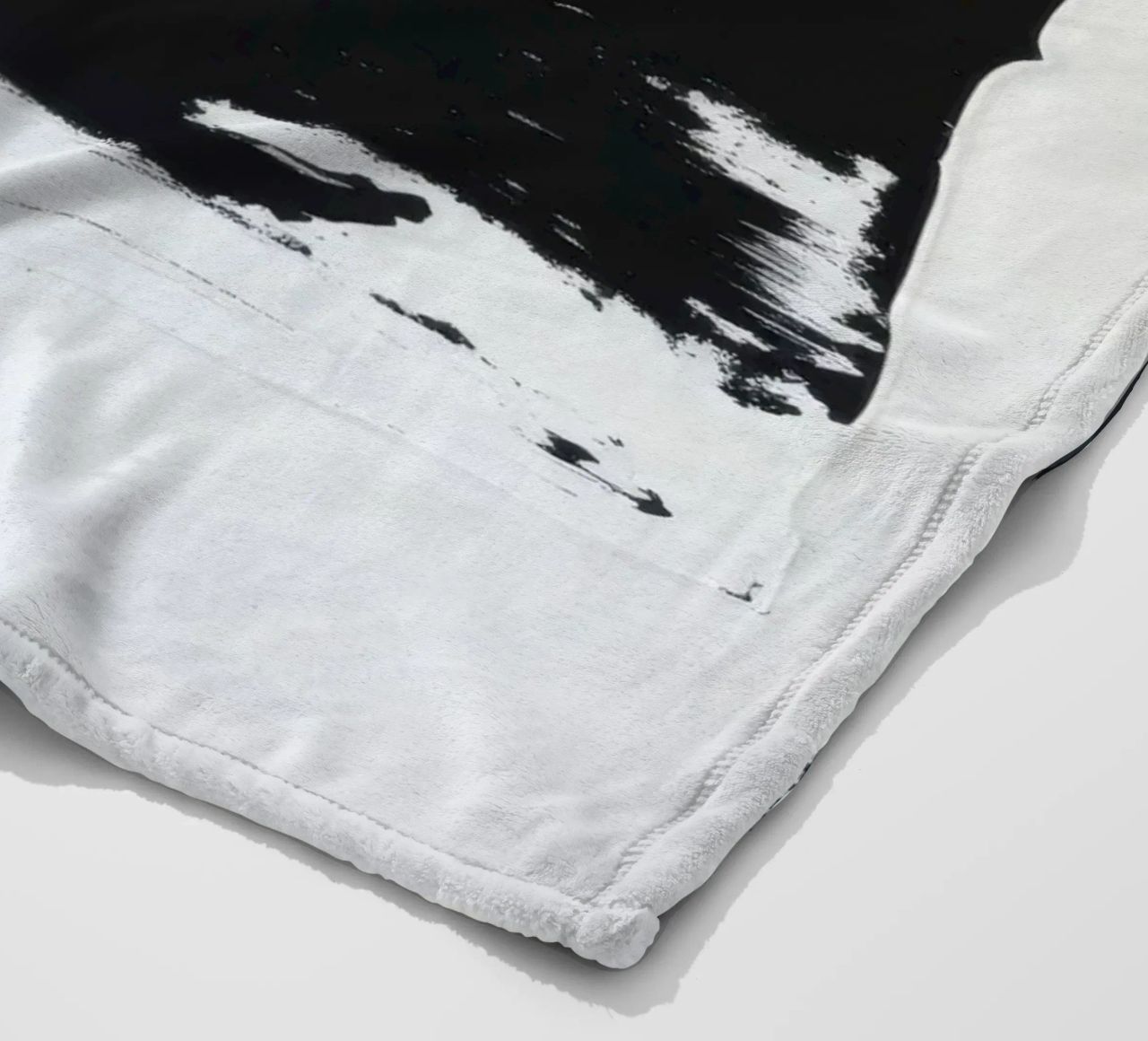 Abstraktes Schwarz-Weiß-Kunstwerk mit kräftigem Pinselstrich Fleecedecke von DesignDoodle