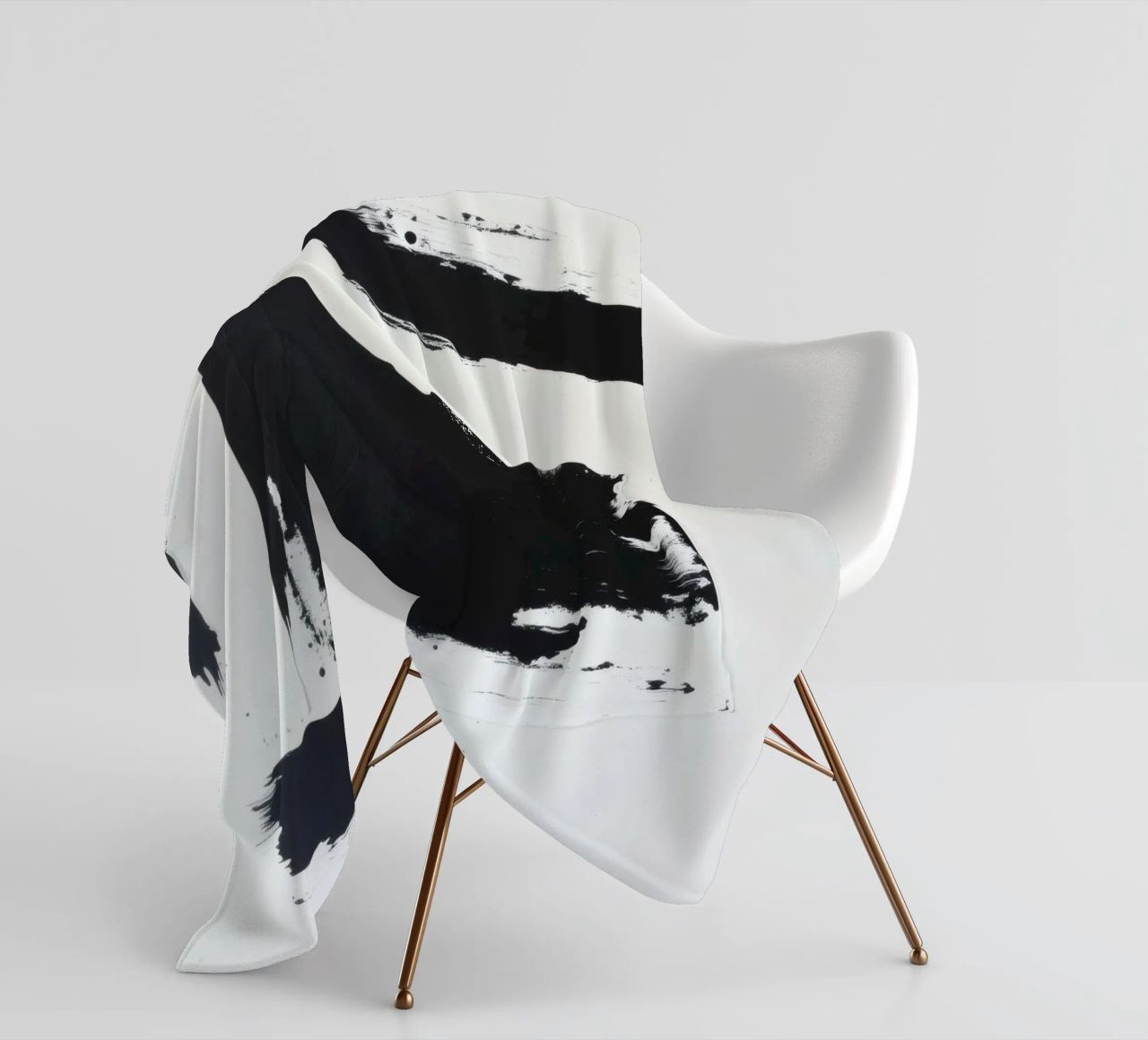 Abstraktes Schwarz-Weiß-Kunstwerk mit kräftigem Pinselstrich Fleecedecke von DesignDoodle