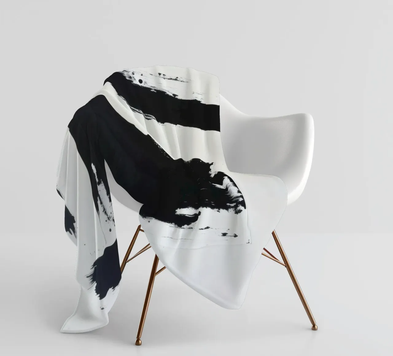 Abstraktes Schwarz-Weiß-Kunstwerk mit kräftigem Pinselstrich Fleecedecke von DesignDoodle