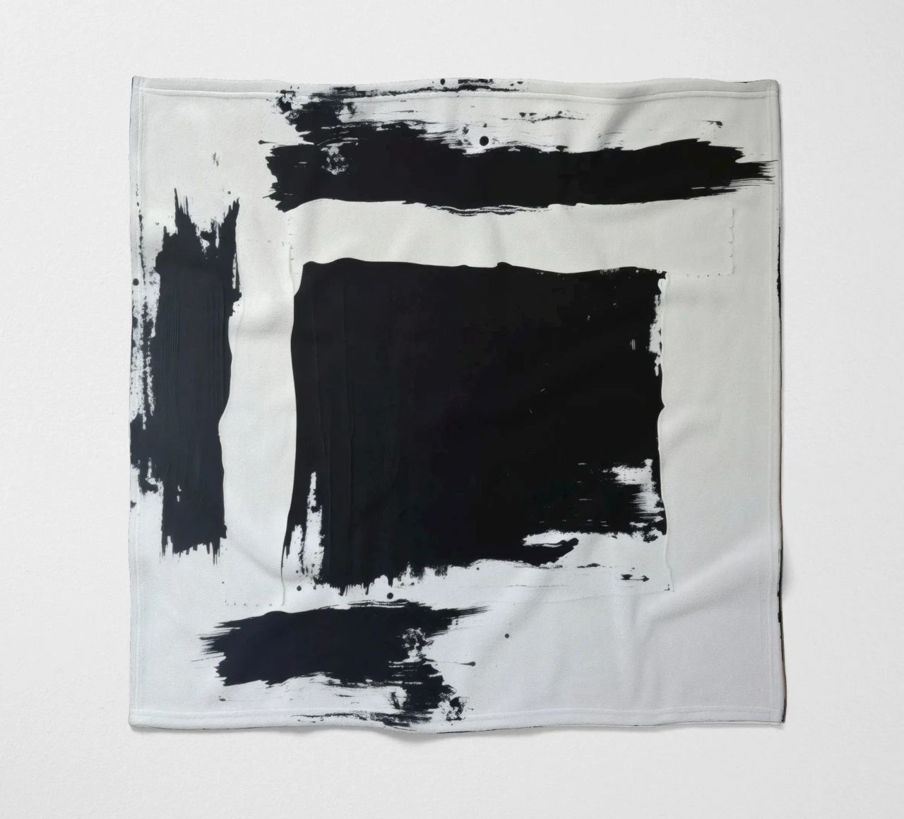 Abstraktes Schwarz-Weiß-Kunstwerk mit kräftigem Pinselstrich Fleecedecke von DesignDoodle