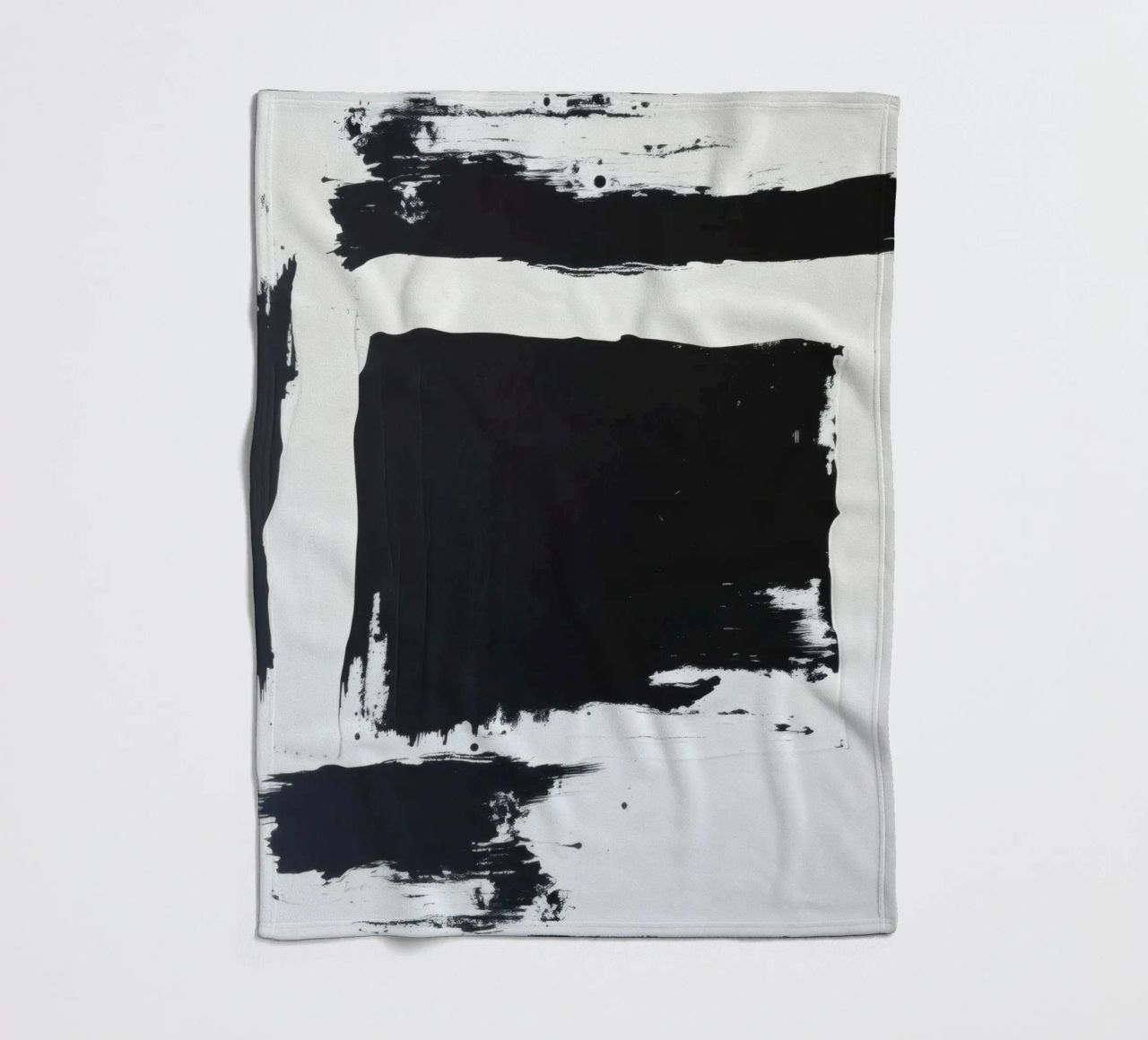Abstraktes Schwarz-Weiß-Kunstwerk mit kräftigem Pinselstrich Fleecedecke von DesignDoodle