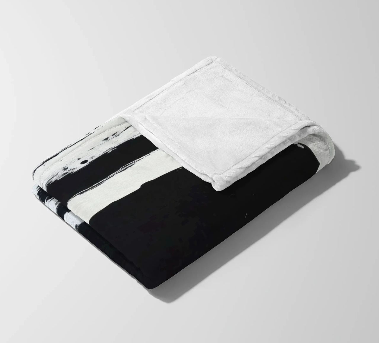 Abstraktes Schwarz-Weiß-Kunstwerk mit kräftigem Pinselstrich Fleecedecke von DesignDoodle