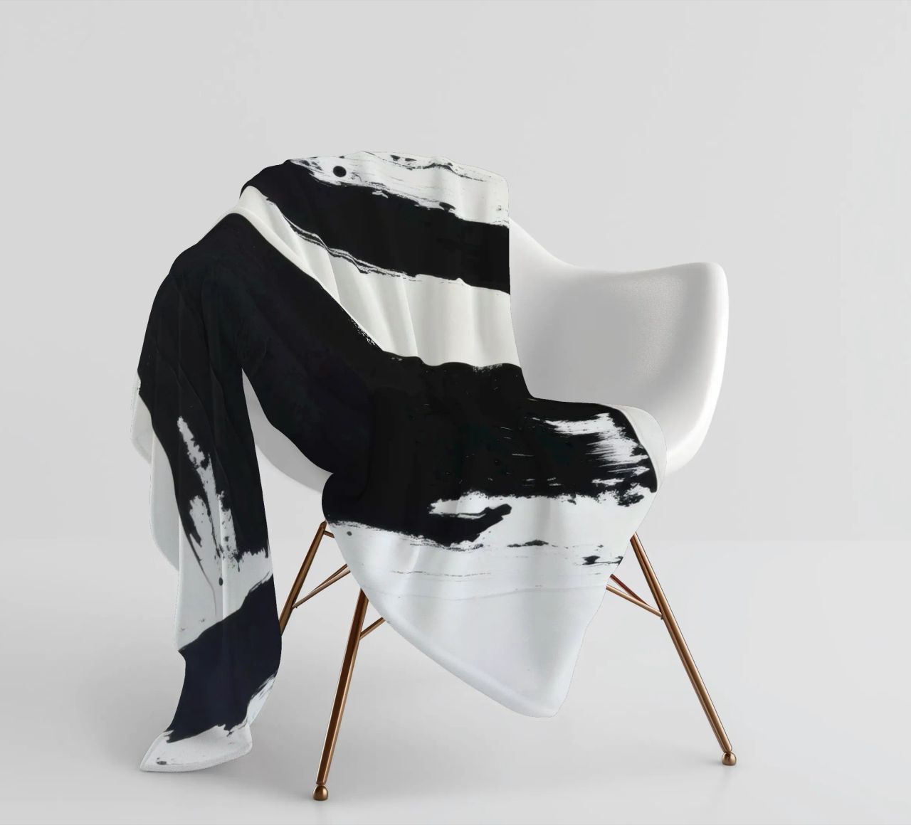Abstraktes Schwarz-Weiß-Kunstwerk mit kräftigem Pinselstrich Fleecedecke von DesignDoodle