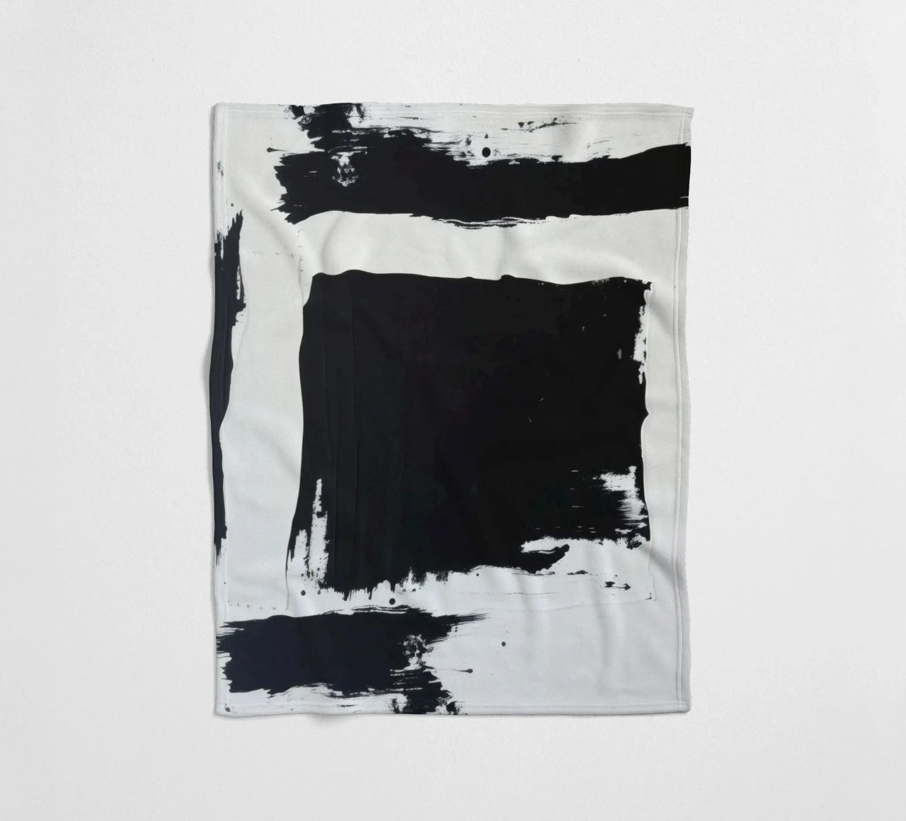 Abstraktes Schwarz-Weiß-Kunstwerk mit kräftigem Pinselstrich Fleecedecke von DesignDoodle