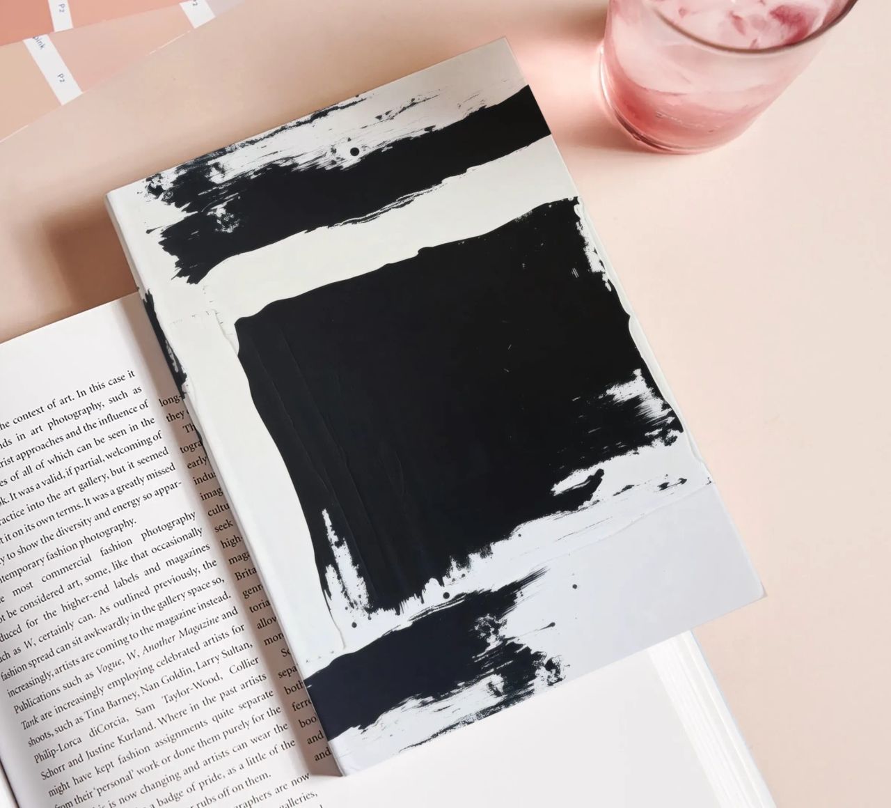 Abstraktes Schwarz-Weiß-Kunstwerk mit kräftigem Pinselstrich Notizbuch von DesignDoodle