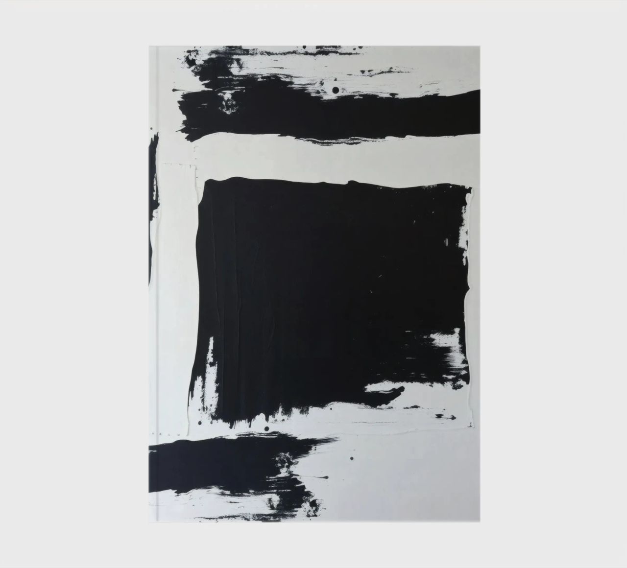 Abstraktes Schwarz-Weiß-Kunstwerk mit kräftigem Pinselstrich Notizbuch von DesignDoodle