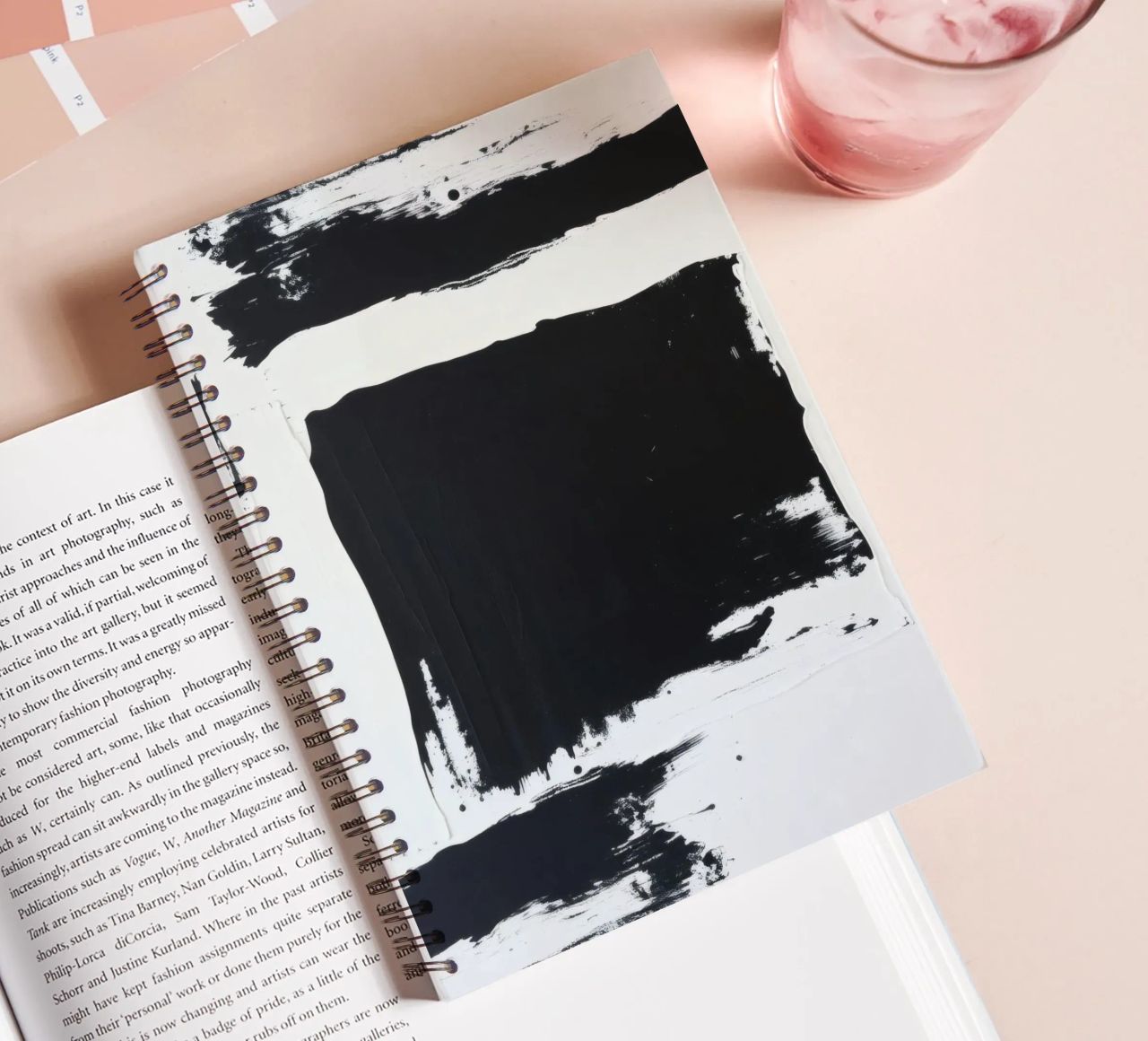 Abstraktes Schwarz-Weiß-Kunstwerk mit kräftigem Pinselstrich Ringbuch von DesignDoodle