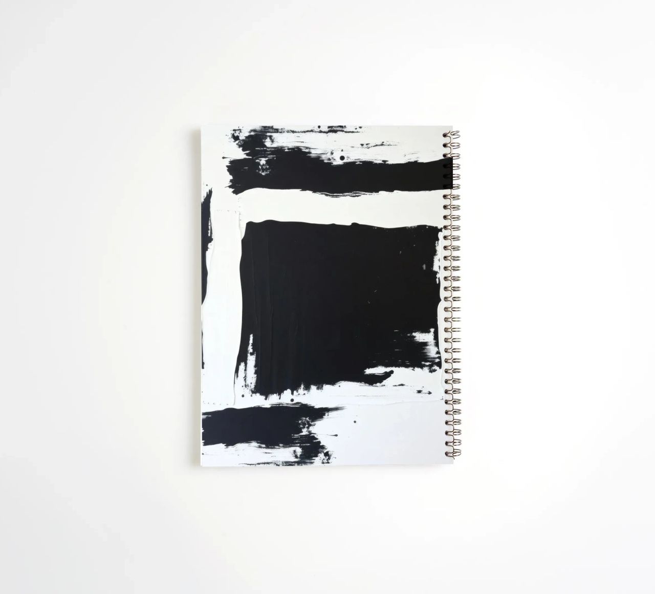 Abstraktes Schwarz-Weiß-Kunstwerk mit kräftigem Pinselstrich Ringbuch von DesignDoodle