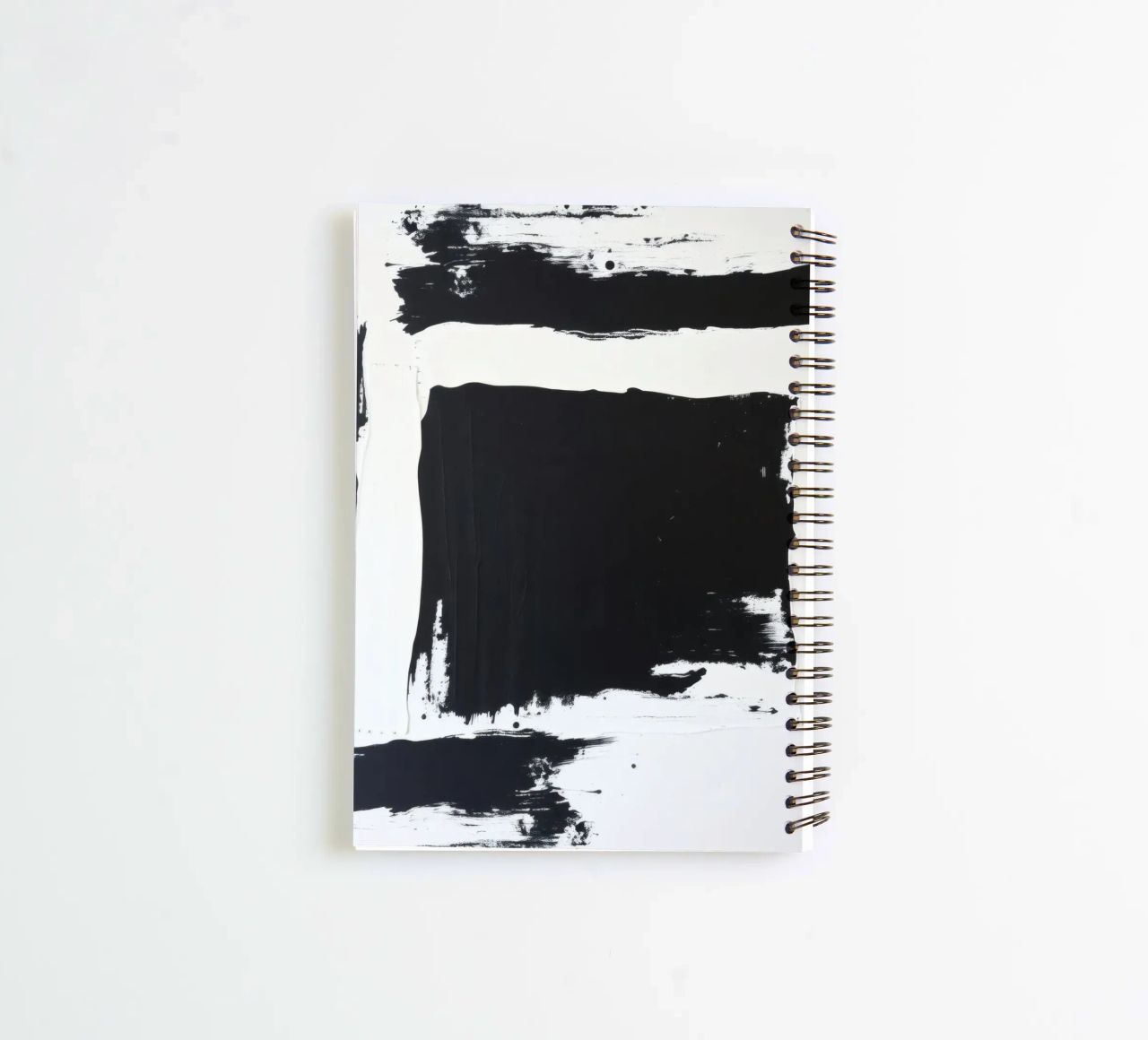 Abstraktes Schwarz-Weiß-Kunstwerk mit kräftigem Pinselstrich Ringbuch von DesignDoodle