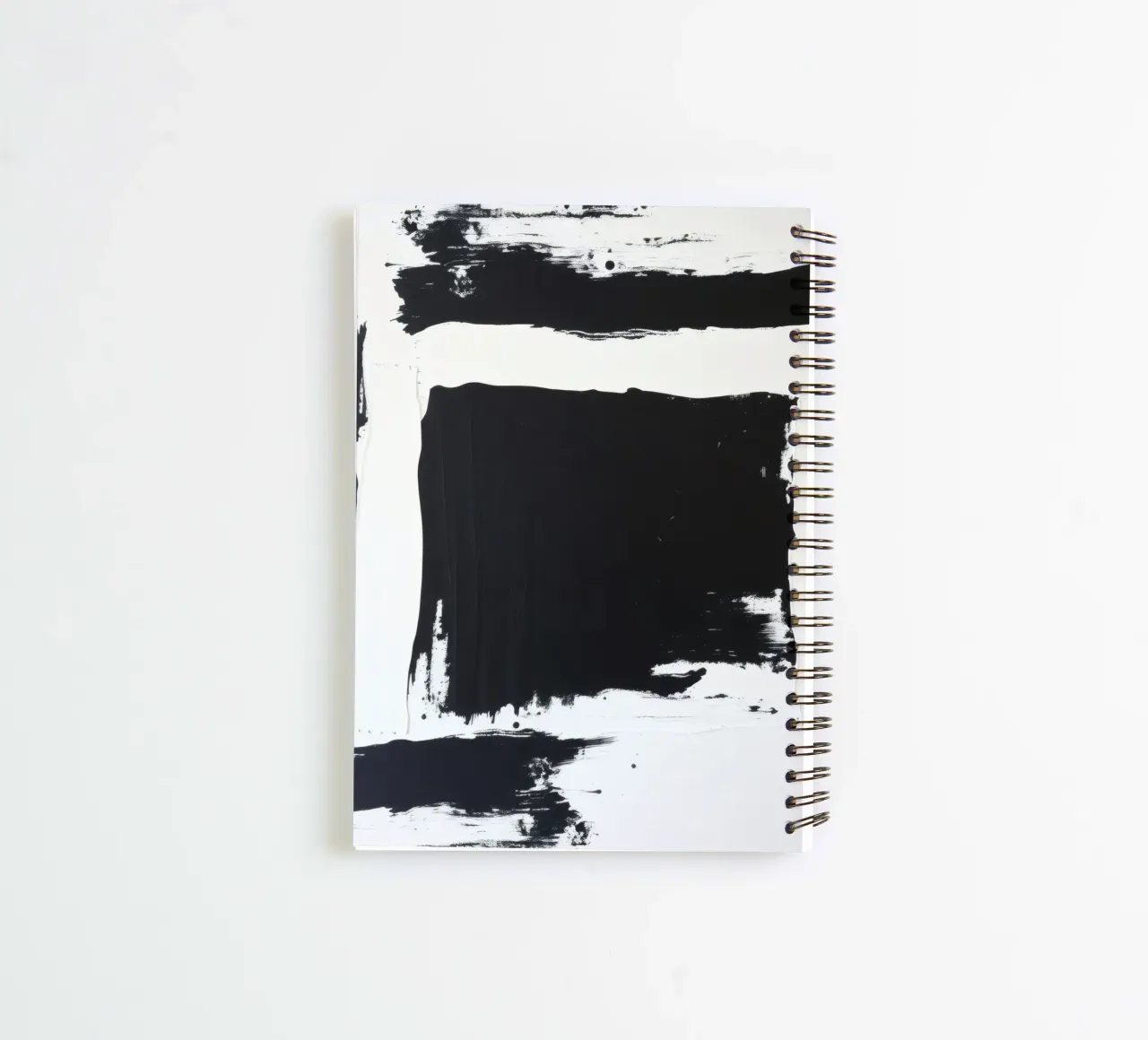 Abstraktes Schwarz-Weiß-Kunstwerk mit kräftigem Pinselstrich Ringbuch von DesignDoodle