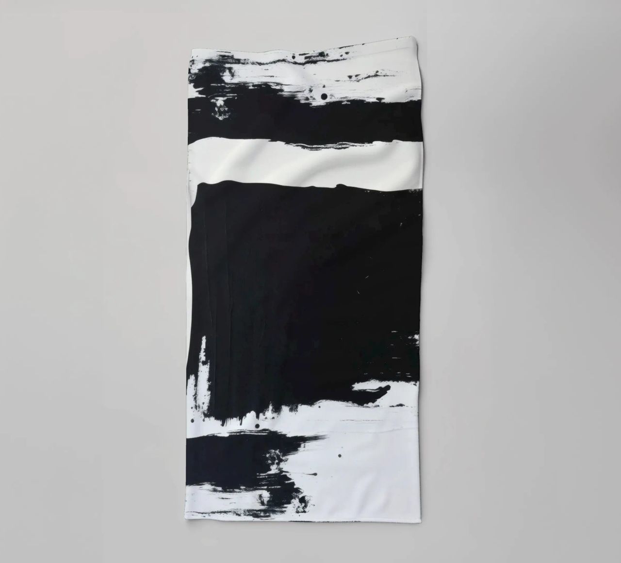 Abstraktes Schwarz-Weiß-Kunstwerk mit kräftigem Pinselstrich Handtuch von DesignDoodle