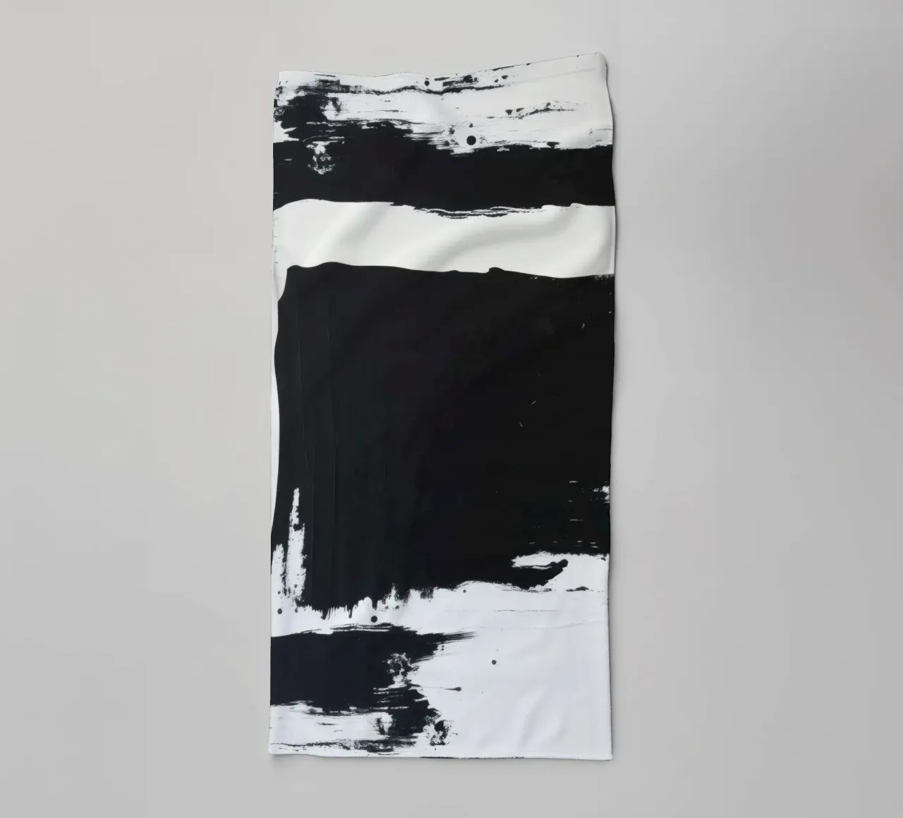 Oeuvre d'art abstraite en noir et blanc avec des coups de pinceau audacieux serviette de bain de DesignDoodle