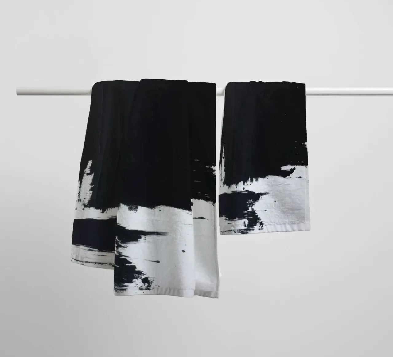 Oeuvre d'art abstraite en noir et blanc avec des coups de pinceau audacieux serviette de bain de DesignDoodle