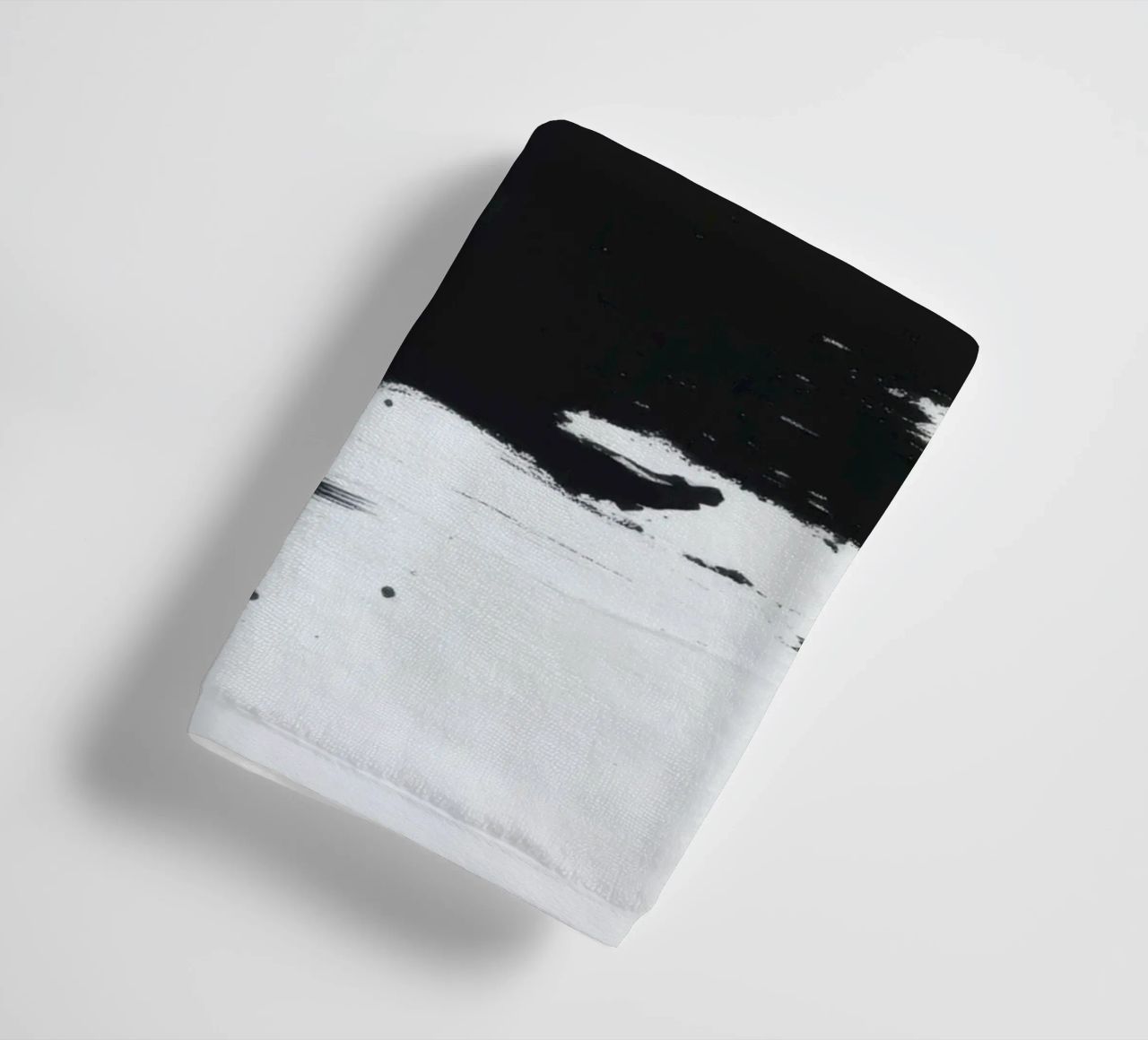 Abstraktes Schwarz-Weiß-Kunstwerk mit kräftigem Pinselstrich Handtuch von DesignDoodle