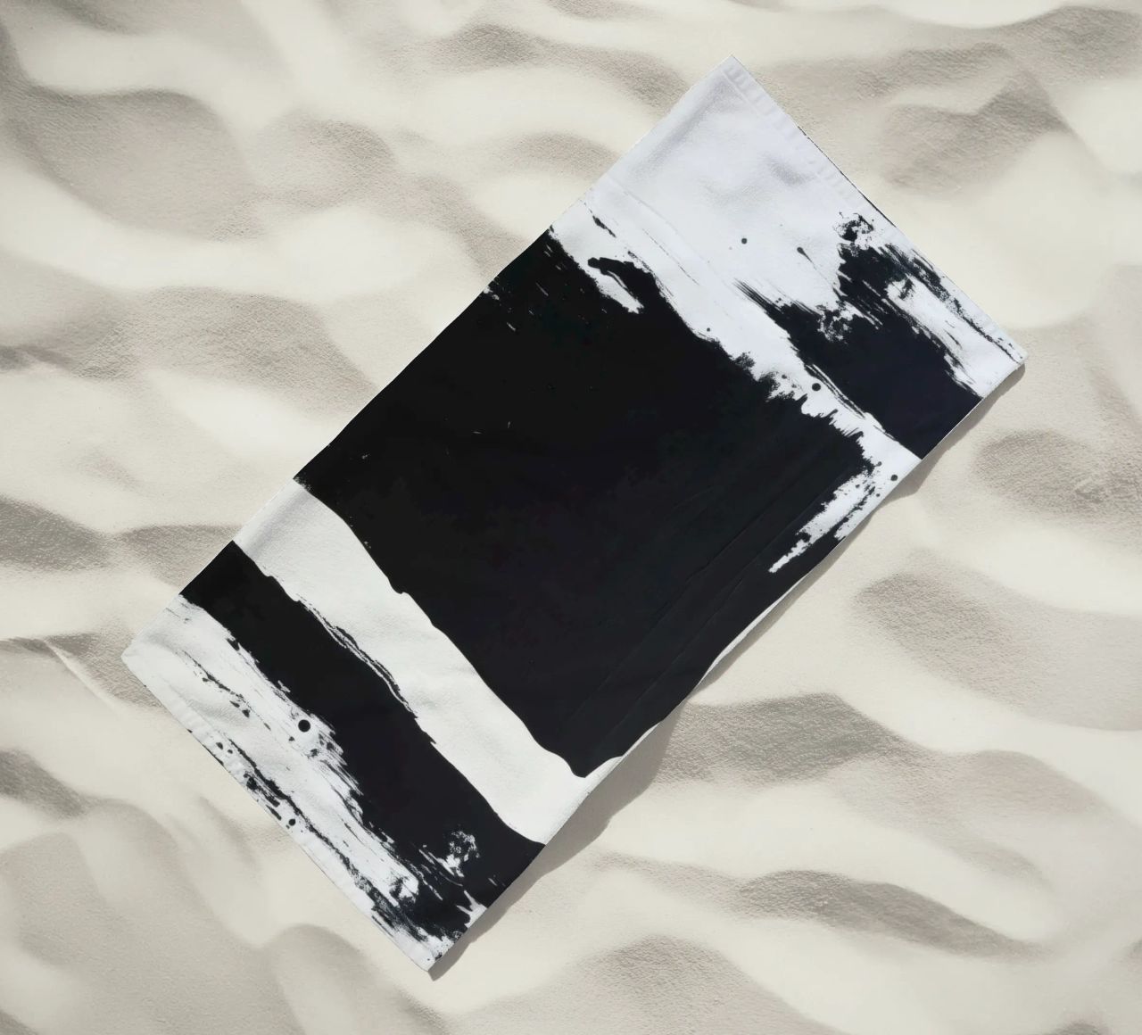 Abstraktes Schwarz-Weiß-Kunstwerk mit kräftigem Pinselstrich Strandtuch von DesignDoodle