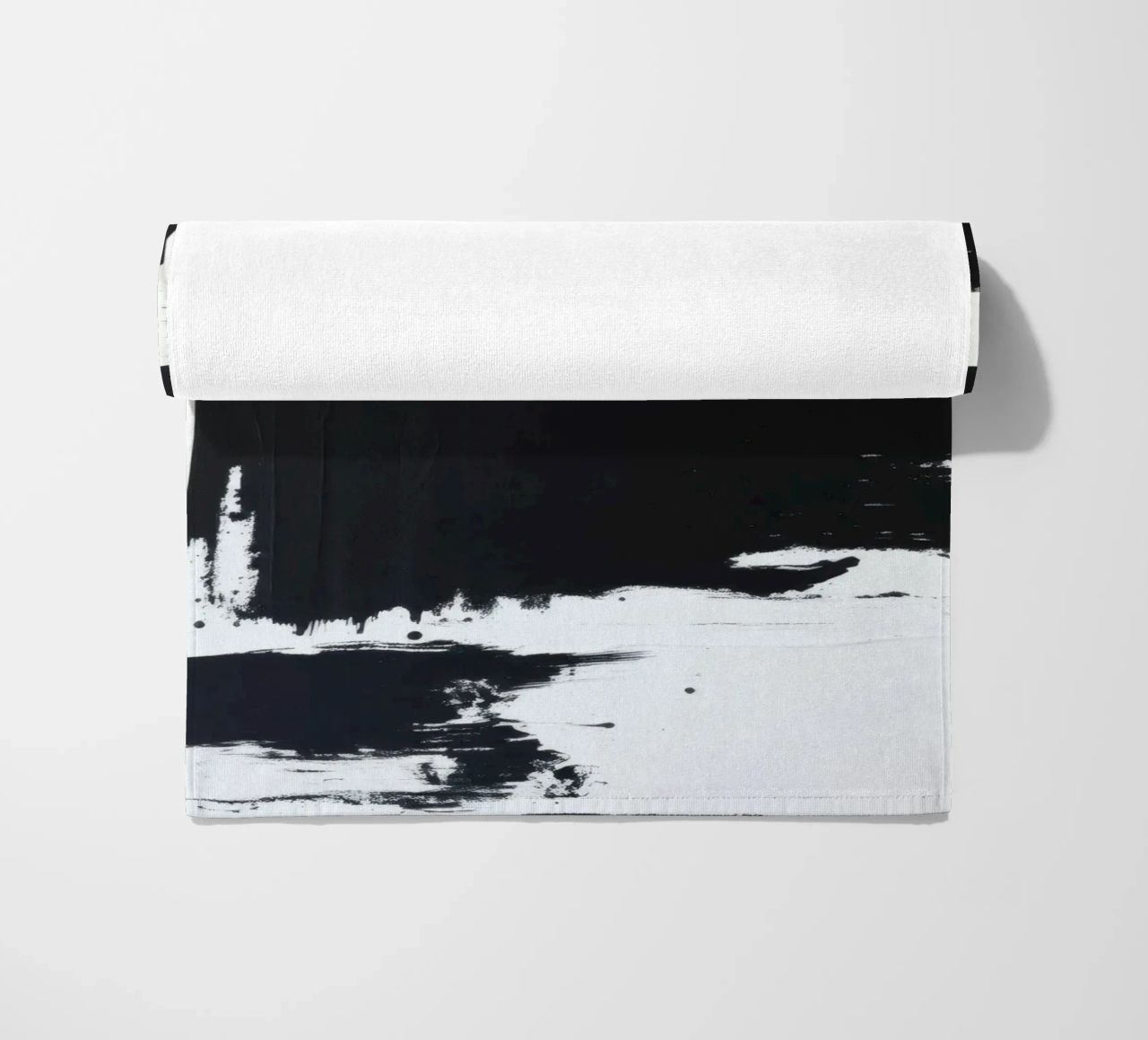 Abstraktes Schwarz-Weiß-Kunstwerk mit kräftigem Pinselstrich Strandtuch von DesignDoodle