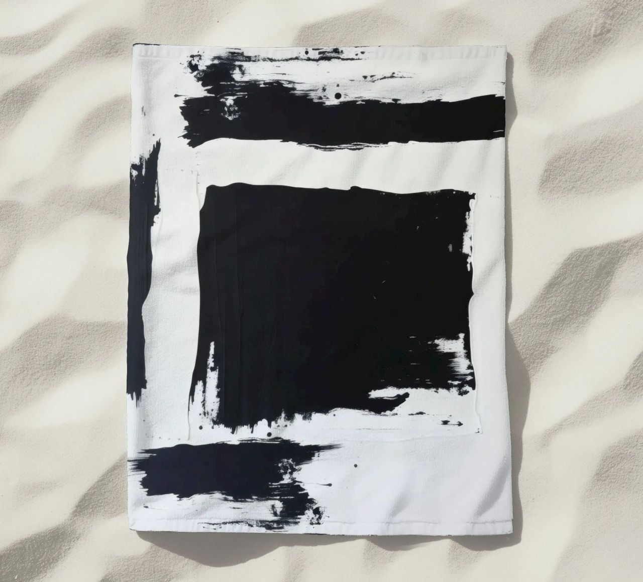 Abstraktes Schwarz-Weiß-Kunstwerk mit kräftigem Pinselstrich Strandtuch von DesignDoodle