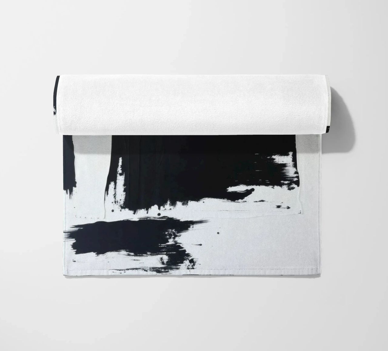 Abstraktes Schwarz-Weiß-Kunstwerk mit kräftigem Pinselstrich Strandtuch von DesignDoodle