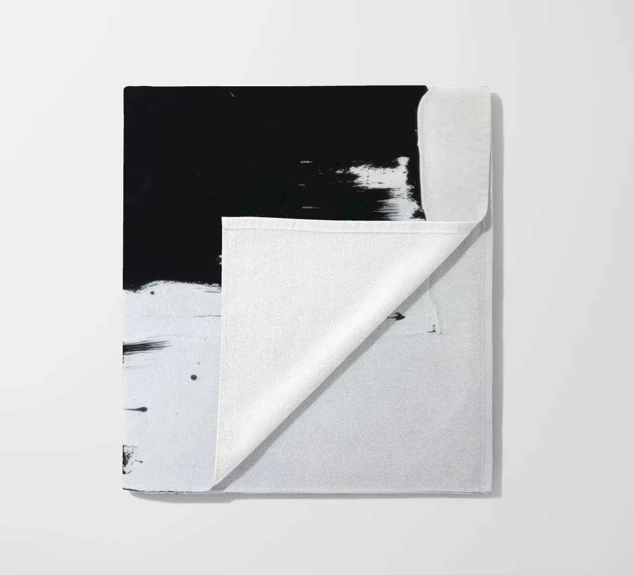 Abstraktes Schwarz-Weiß-Kunstwerk mit kräftigem Pinselstrich Strandtuch von DesignDoodle