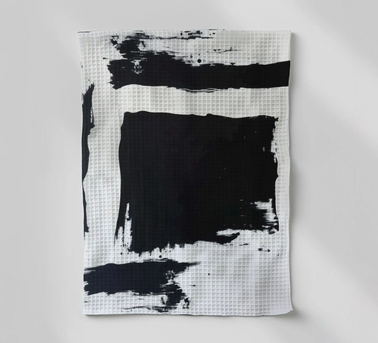 Abstraktes Schwarz-Weiß-Kunstwerk mit kräftigem Pinselstrich Geschirrtuch von DesignDoodle