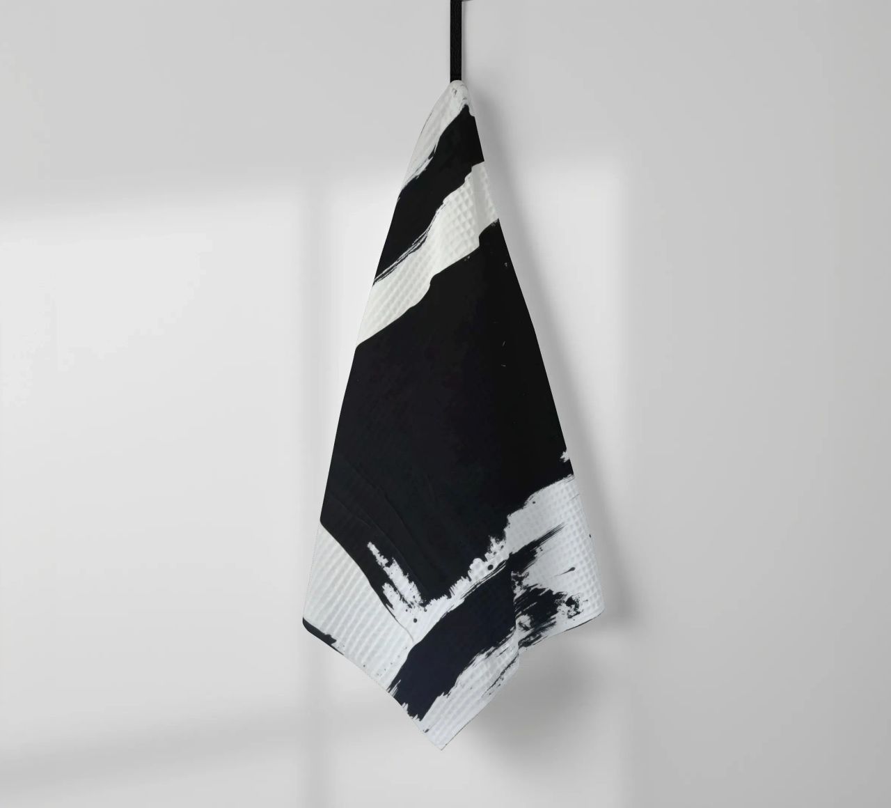 Abstraktes Schwarz-Weiß-Kunstwerk mit kräftigem Pinselstrich Geschirrtuch von DesignDoodle