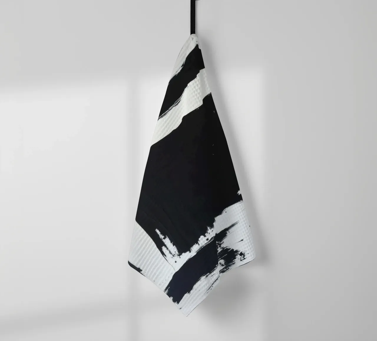 Abstraktes Schwarz-Weiß-Kunstwerk mit kräftigem Pinselstrich Geschirrtuch von DesignDoodle