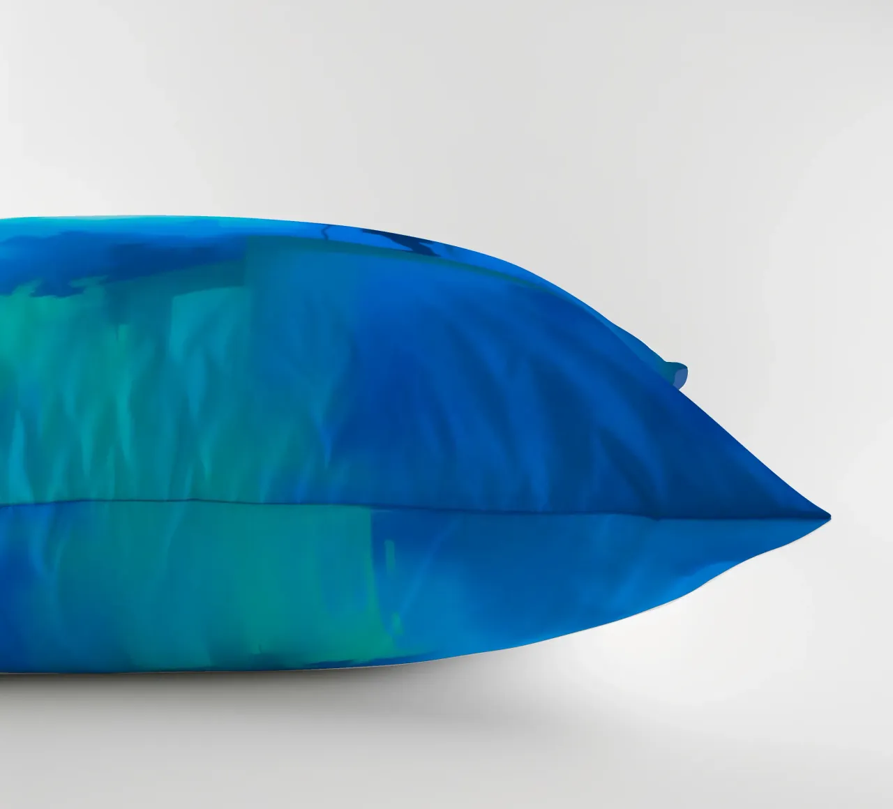 Una figura solitaria si trova su una scogliera e guarda in un paesaggio nebbioso. cuscino da DesignDoodle