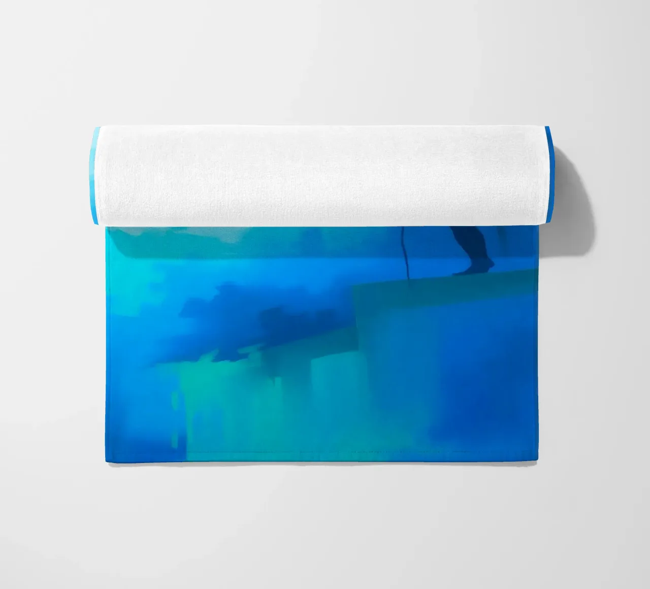 Una figura solitaria si trova su una scogliera e guarda in un paesaggio nebbioso. telo mare da DesignDoodle