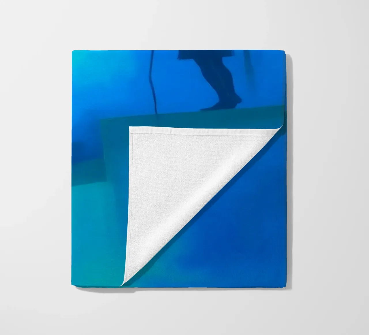 Una figura solitaria si trova su una scogliera e guarda in un paesaggio nebbioso. telo mare da DesignDoodle