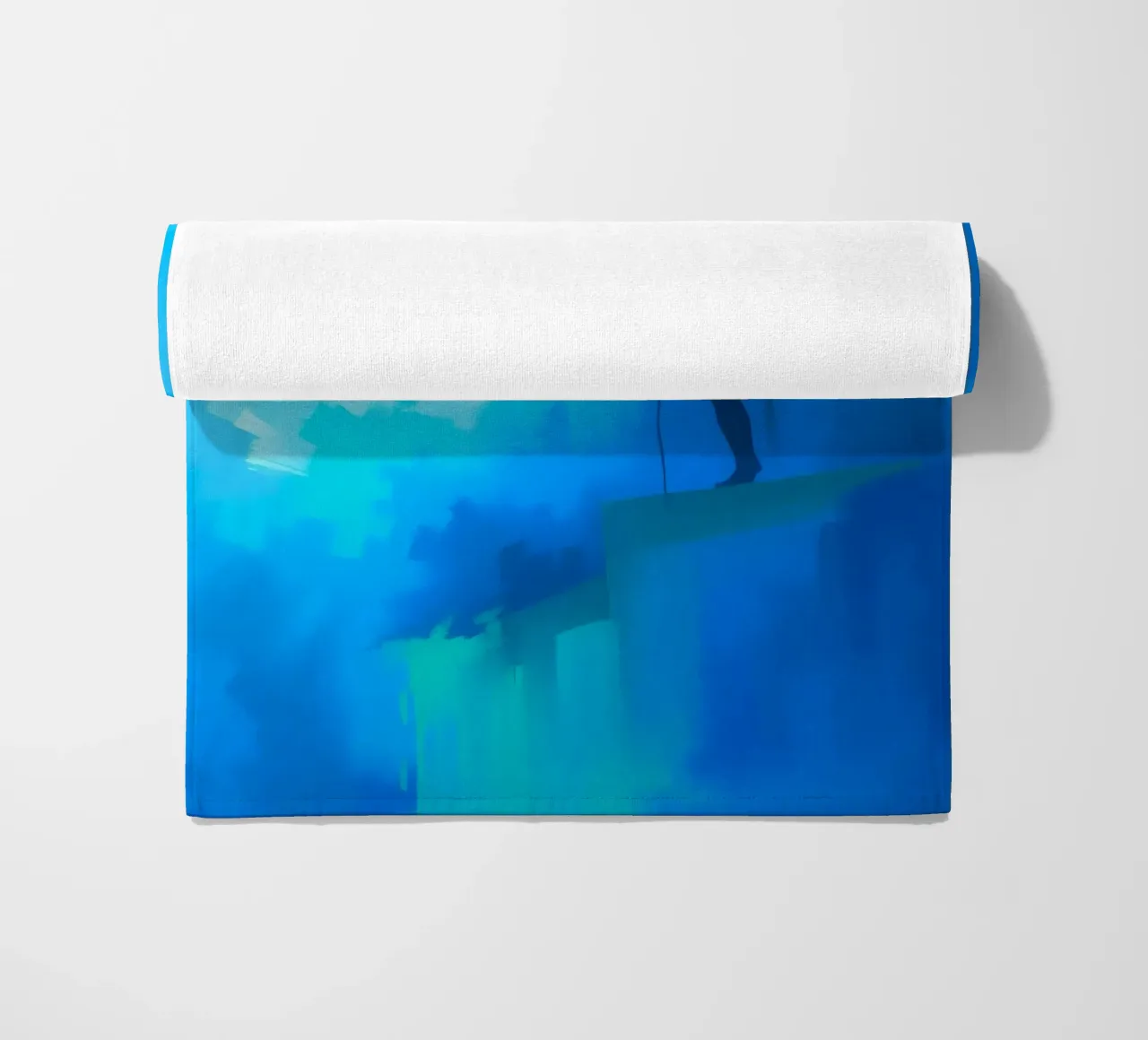 Una figura solitaria si trova su una scogliera e guarda in un paesaggio nebbioso. telo mare da DesignDoodle