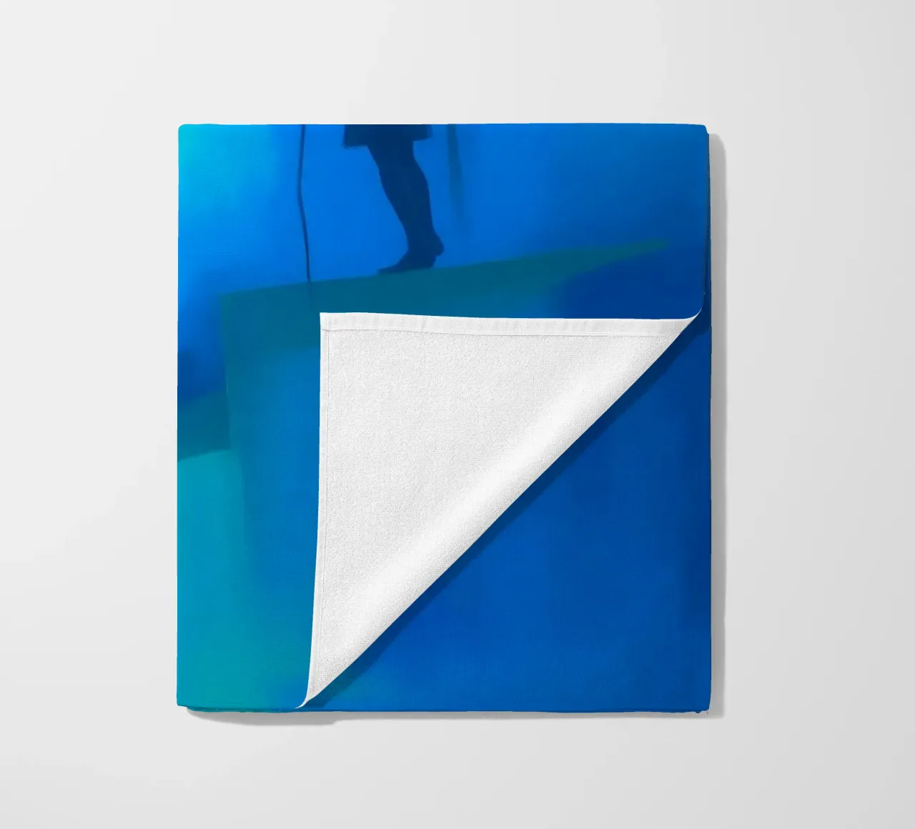 Una figura solitaria si trova su una scogliera e guarda in un paesaggio nebbioso. telo mare da DesignDoodle