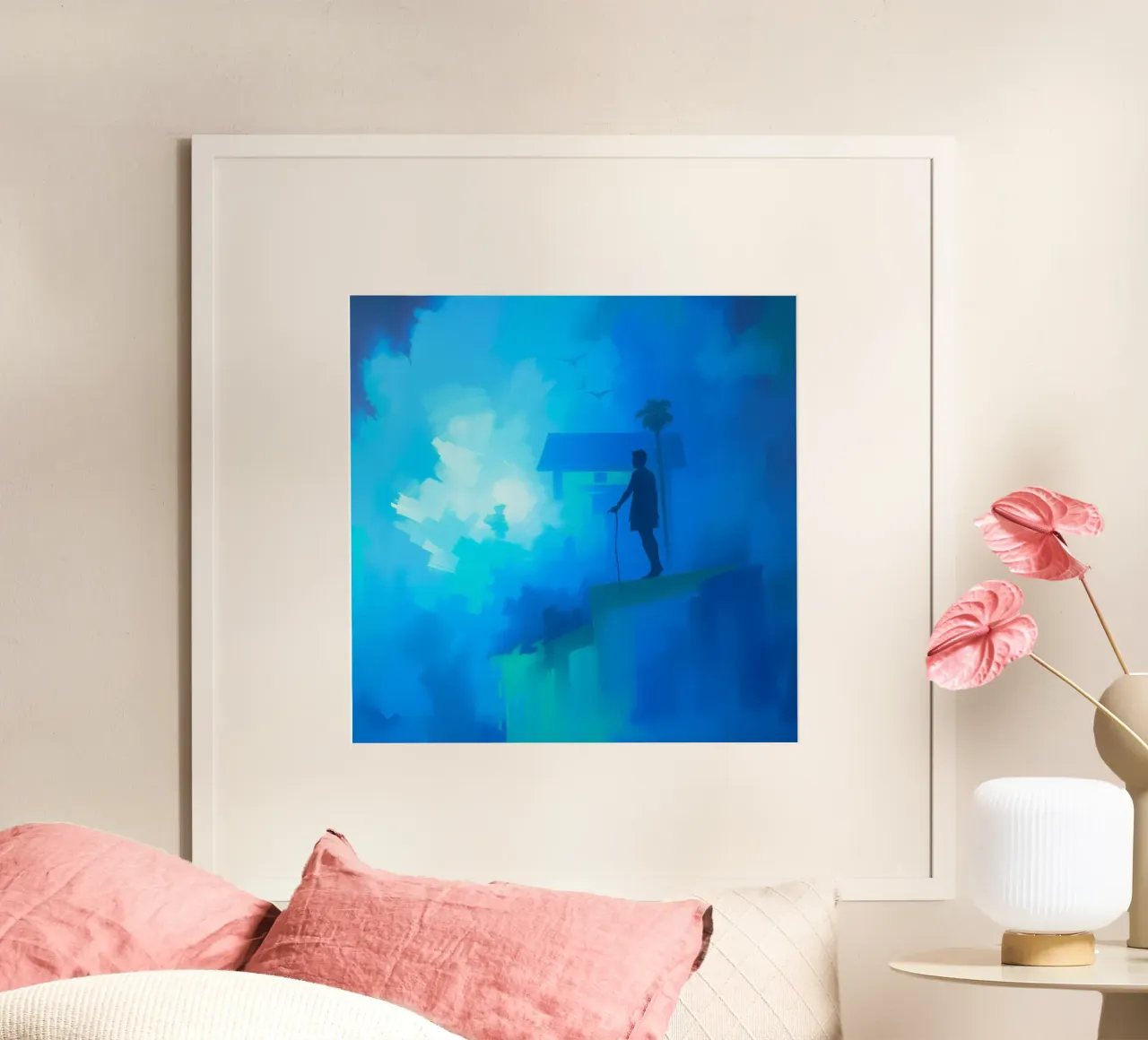 Una figura solitaria si trova su una scogliera e guarda in un paesaggio nebbioso. poster da DesignDoodle