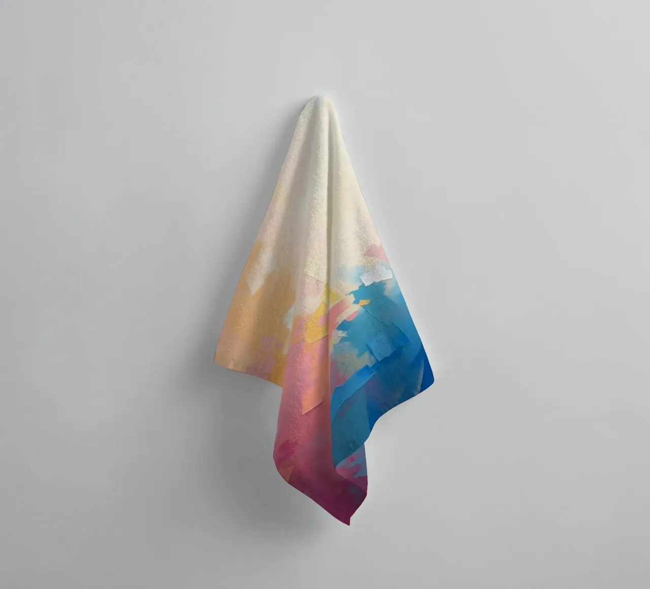 Kleurrijk abstract kunstwerk met zachte tinten die in elkaar overvloeien badhanddoek van DesignDoodle