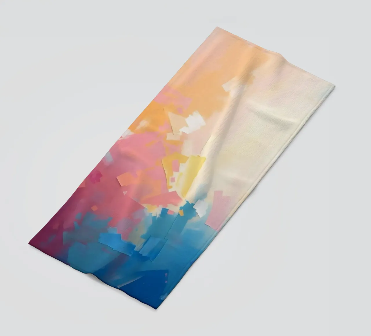 Kleurrijk abstract kunstwerk met zachte tinten die in elkaar overlopen strandhanddoek van DesignDoodle