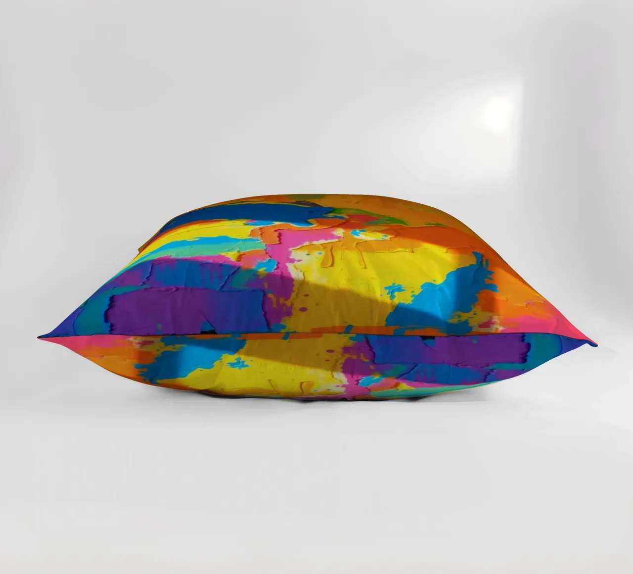 Un audace dipinto astratto con colori vivaci in un'atmosfera dinamica. cuscino da DesignDoodle