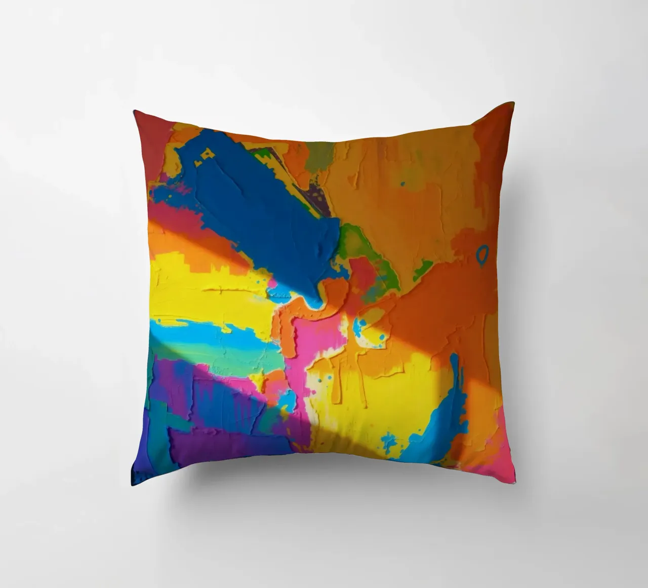 Un audace dipinto astratto con colori vivaci in un'atmosfera dinamica. cuscino da DesignDoodle