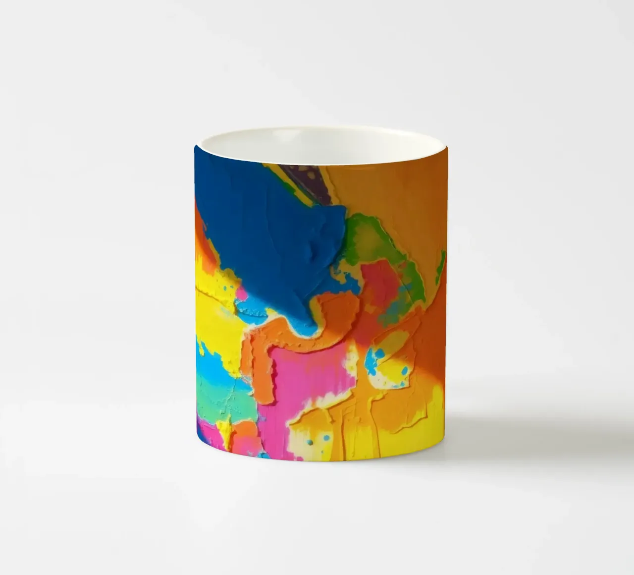 Un audace dipinto astratto con colori vivaci in un'atmosfera dinamica. tazza in ceramica da DesignDoodle